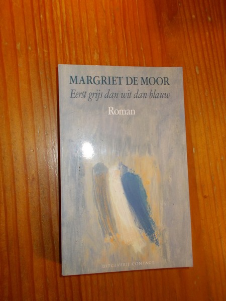 MOOR, MARGRIET DE, - Eerst grijs dan wit dan blauw.