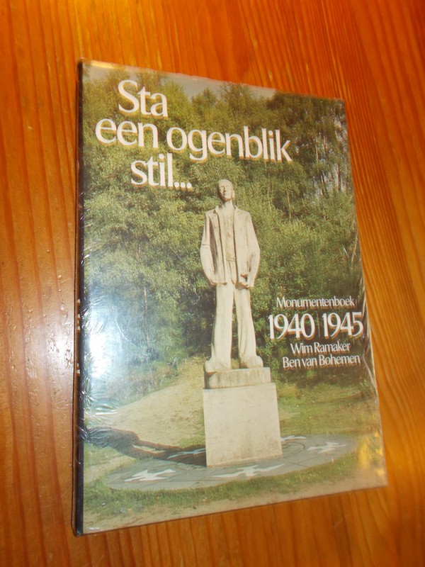 RAMAKER, WIM & BOHEMEN, BEN VAN, - Sta een ogenblik stil.. Monumentenboek 1940-1945.