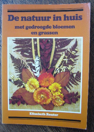 REUTER, ELISABETH, - De natuur in huis met gedroogde bloemen en grassen.