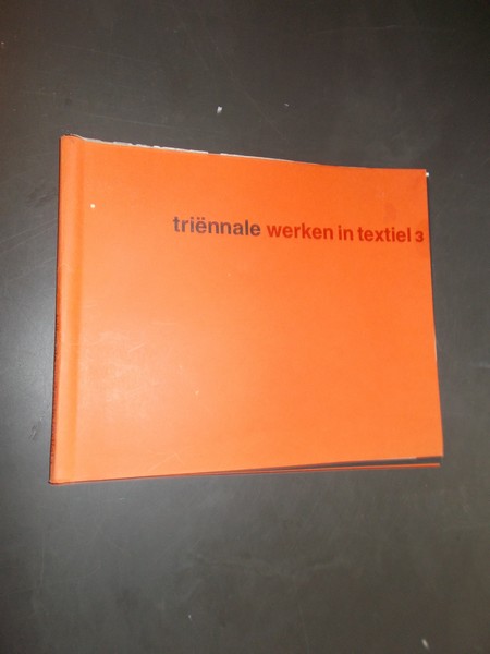 red. - Triennale. Werken in textiel. Hedendaagse nederlandse wandtapijten, lappenkleden en textielplastieken.