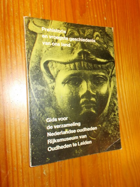 KOOIJMANS, L. LOUWE, - Prehistorie en vroegste geschiedenis van ons land. Gids voor de verzameling Nederlandse oudheden.