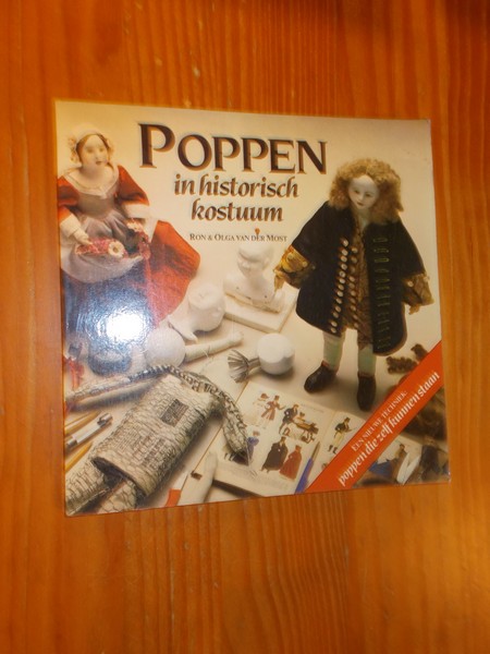 MOST, RON & OLGA VAN DER, - Poppen in historisch kostuum. Een nieuwe techniek: Poppen die zelf kunnen staan.
