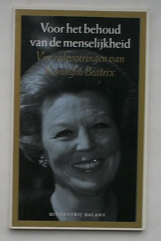 KONINGIN BEATRIX, - Voor het behoud van de menselijkheid. Vier redevoeringen van Koningin Beatrix.