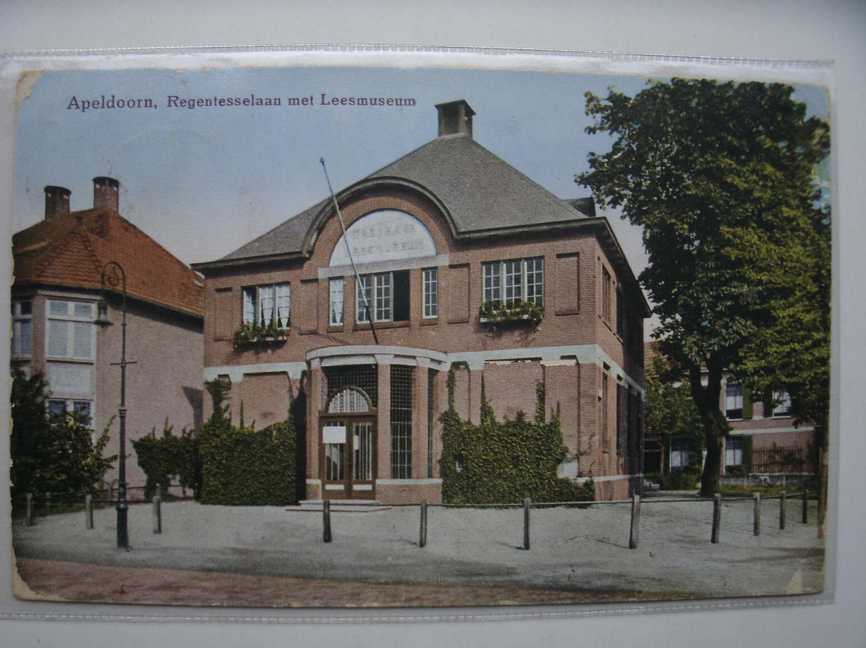 postcard. ansichtkaart. postkarte. - Apeldoorn. Regentesselaan met Leesmuseum.