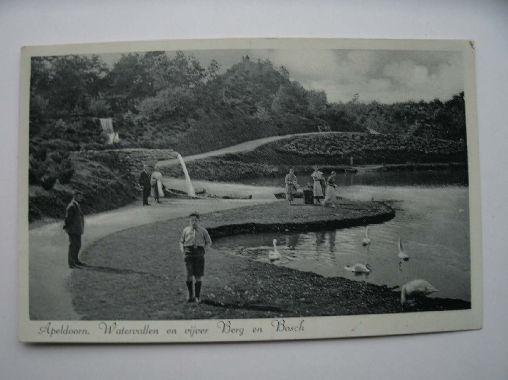 postcard. Ansichtkaart. Postkarte. - Apeldoorn. Watervallen en vijver Berg en Bosch.
