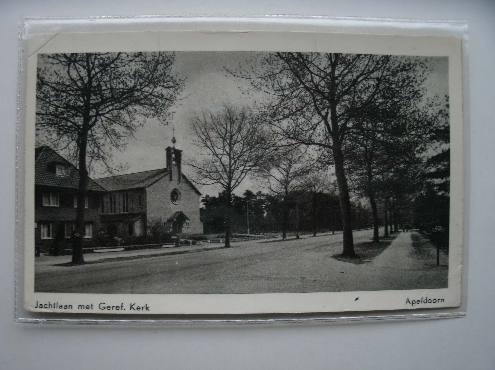 postcard. ansichtkaart. postkarte. - Apeldoorn. Jachtlaan met Geref. Kerk.