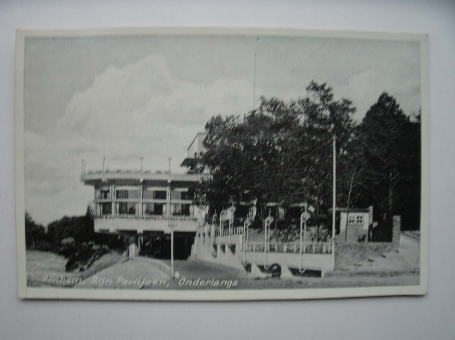 postcard. ansichtkaart. postkarte. - Arnhem. Rijn Paviljoen onderlangs.