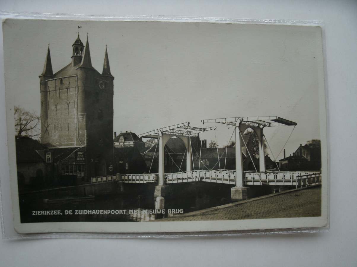 postcard. ansichtkaart. postkarte. - Zierikzee. De zuidhavenpoort met nieuwe brug.