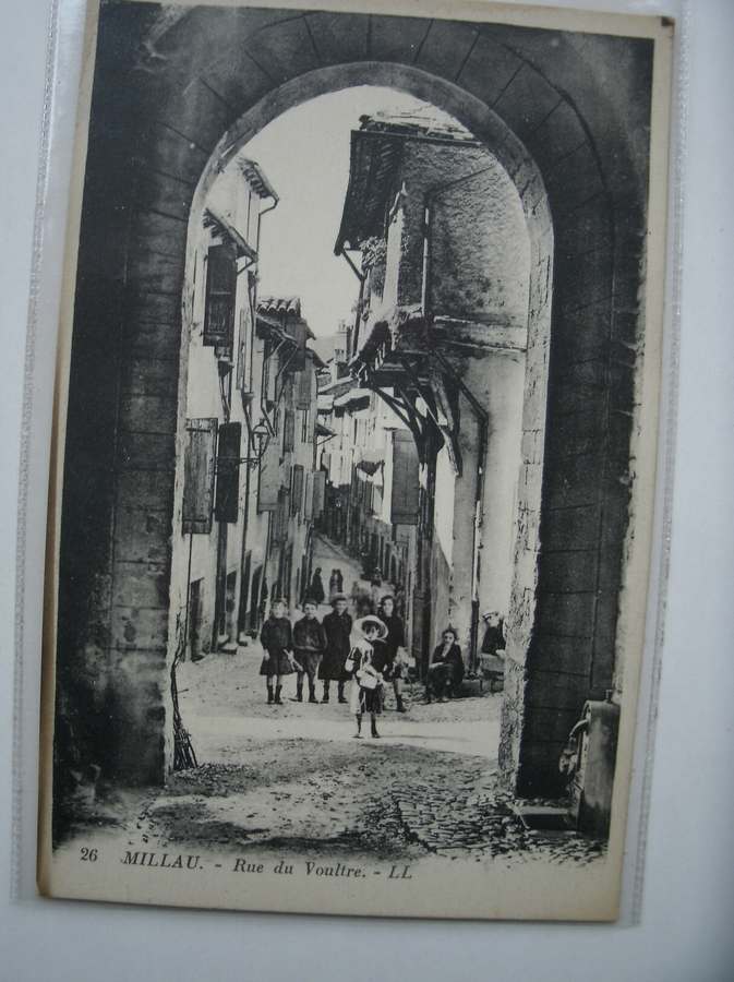 postcard. carte postale. - Millau. Rue du Voultre.