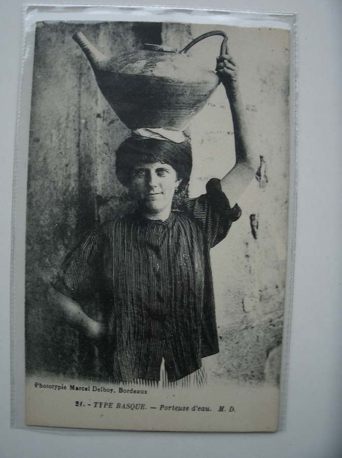 postcard. carte postale. - Type Basque. Porteuse d`eau.