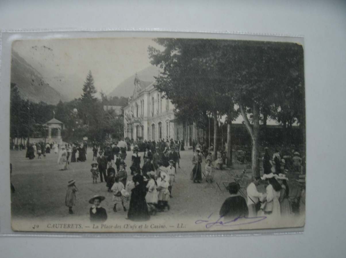 postcard. carte postale. - Cauterets. La place des Oeufs et le casino.