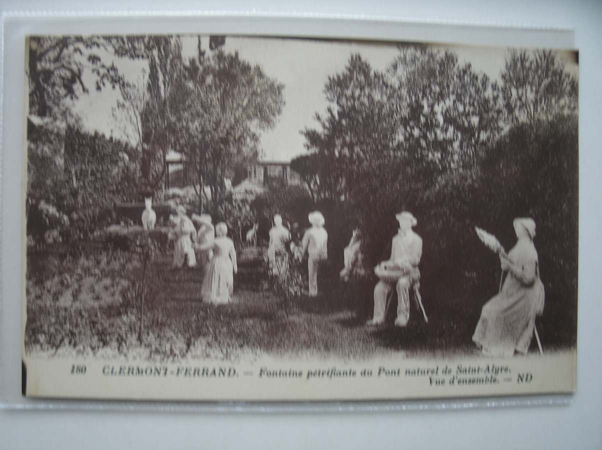 postcard. carte postale. postkarte. - Clermont-Ferrand. Fontaine petrifiante du Pont naturel de Saint-Alyre. Vue d`ensemble.