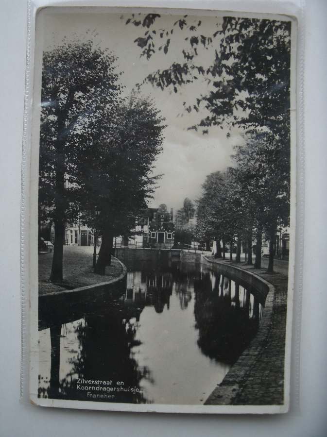 ansichtkaart. postcard. carte postale. - Franeker. Zilverstraat en Koorndragershuisje.