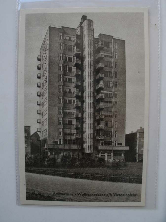 postcard. ansichtkaart. postkarte. - Amsterdam. Wolkenkrabber aan het Victorieplein.