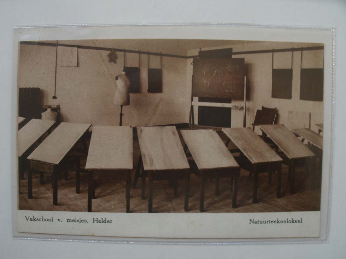 postcard. ansichtkaart. postkarte. - Vakschool v. meisjes. Natuurteekenlokaal. (den helder).