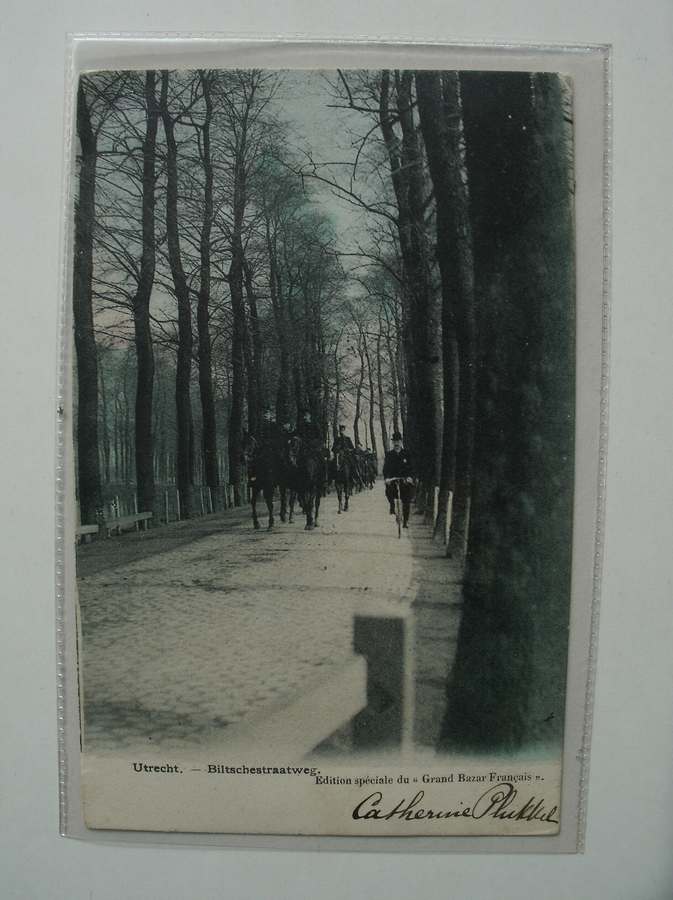 postcard. ansichtkaart. postkarte. - Utrecht. Biltschestraatweg. (Biltsestraatweg met militairen te paard)