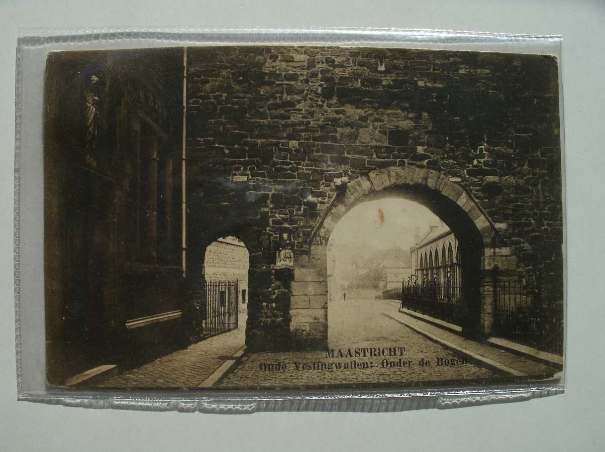 postcard. ansichtkaart. postkarte. - Maastricht. Oude vestingwallen; onder de bogen.