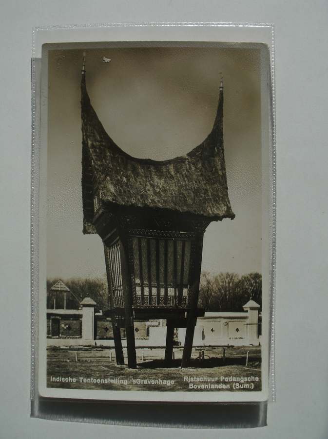postcard. ansichtkaart. postkarte. - Indische Tentoonstelling `s Gravenhage. Rietschuur Padangsche Bovenlanden (Sum.).