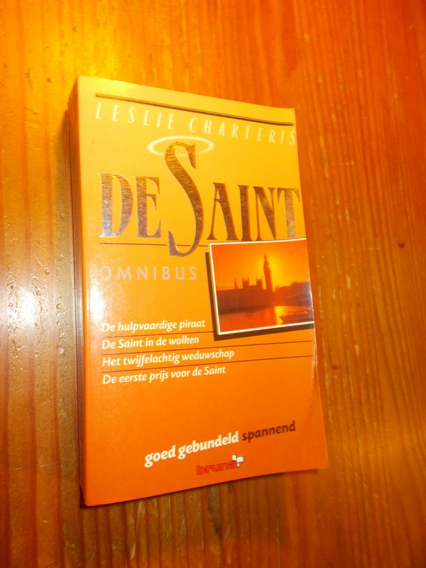CHARTERIS, LESLIE, - Omnibus. De hulpvaardige piraat. De Saint in de wolken. Het Twijfelachtig weduwschap. De eerste prijs voor de Saint.