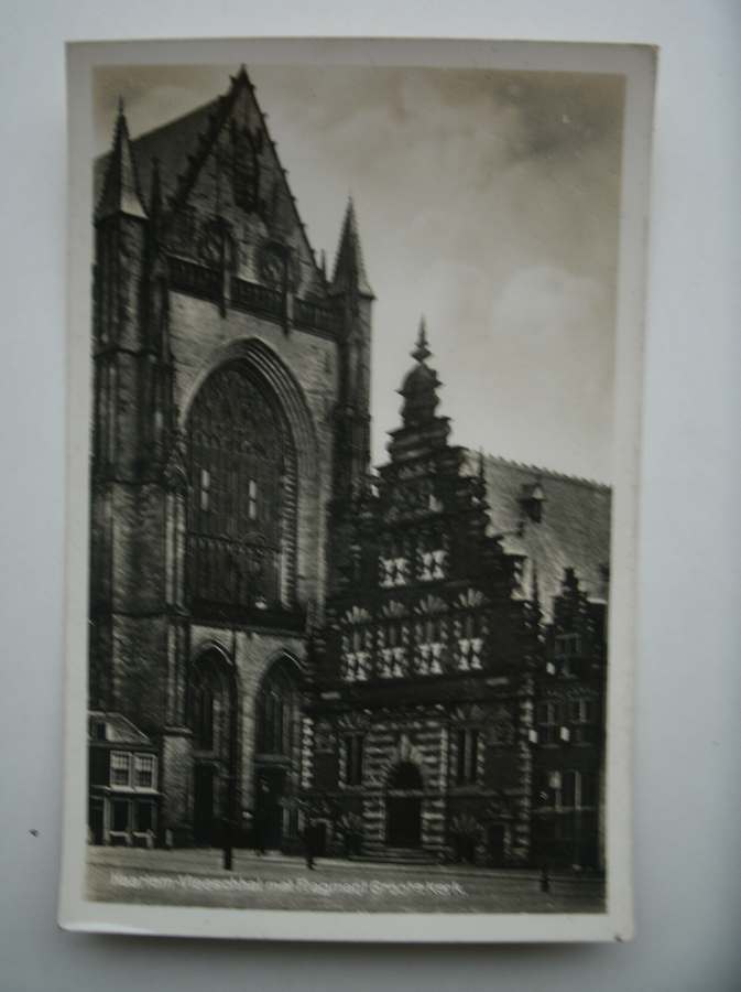 postcard. ansichtkaart. postkarte. - Haarlem. Vleeschhal met fragment groote kerk.
