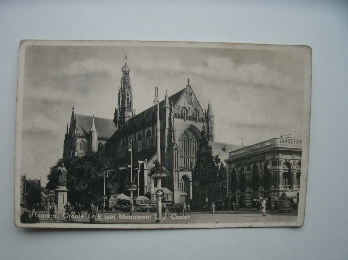 postcard. ansichtkaart. postkarte. - Haarlem. Groote kerk met monument L.J. Coster.