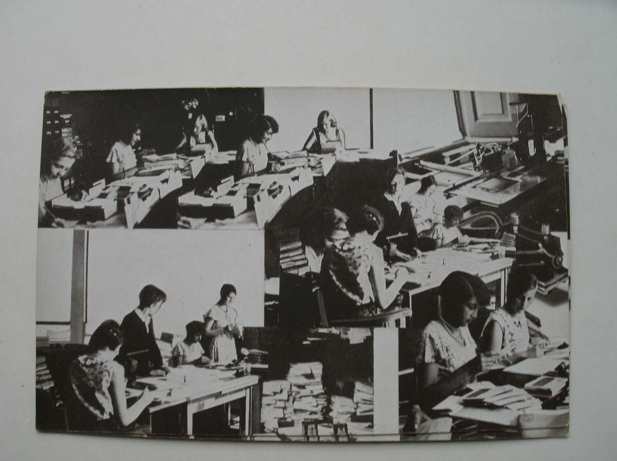 postcard. ansichtkaart. postkarte. - In het centraal secretariaat (voor vrijzinnig protestantisme, nieuwe gracht 27, utrecht) van administratie tot expeditie.