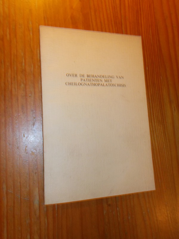 HUFFSTADT, A.J.C., - Over de behandeling van patienten met cheilognathopalatoschisis.