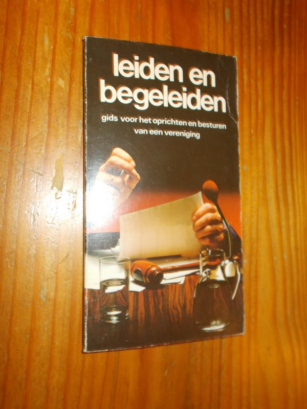 STRAATEN, PETER VAN (Illustr.), - Leiden en begeleiden. Gids voor het oprichten en besturen van een vereniging.