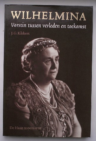 KIKKERT, J.G., - Wilhelmina. Vorstin tussen verleden en toekomst.