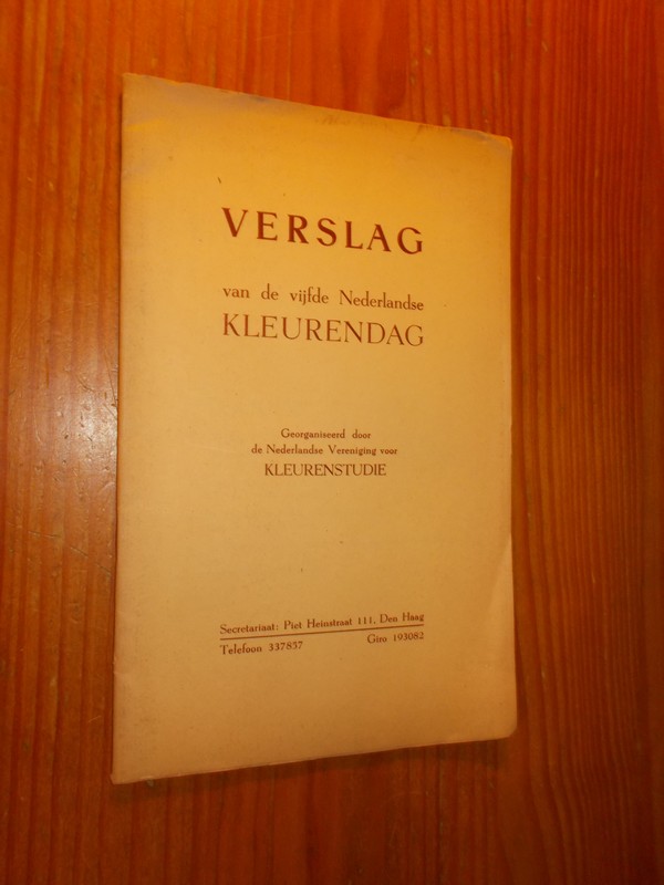 red. - Verslag van de vijfde Nederlandse kleurendag. Georganiseerd door de Nederlandse Vereniging voor Kleurenstudie.