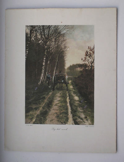 antique print (prent). - Bij het werk. Boerenkar met paard op zandweg.