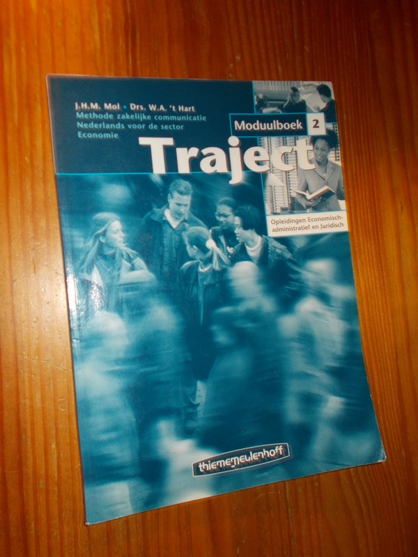 MOL, J.H.M. & HART, W.A. 'T, - Traject. Methode zakelijke communicatie Nederlands. Moduulboek 2.