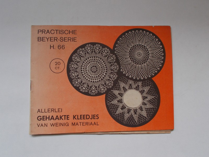 red. - (Haken) Allerlei gehaakte kleedjes van weinig materiaal. Practische Beyer-serie H 66.