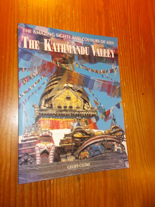CLOKE, GEOFF, - The Kathmandu Valley. The amazing sigths and colours of Asia.