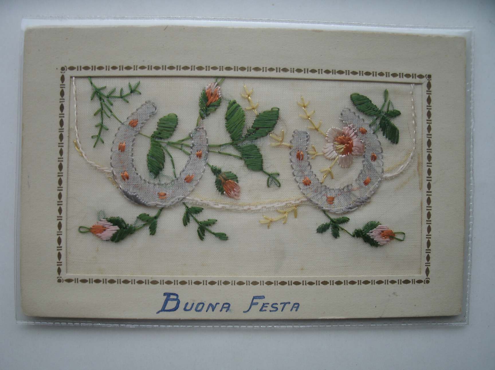 postcard. ansichtkaart. postkarte. - Buona Festa. Handgeborduurde en geplakte kaart.