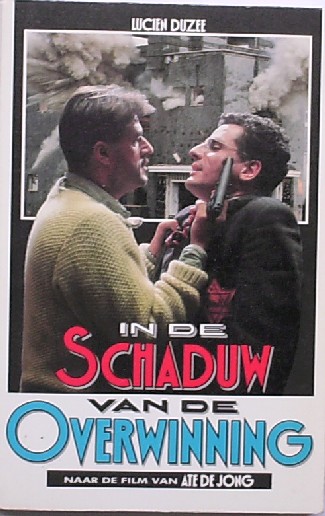 DUZEE, LUCIEN, - In de schaduw van de overwinning. Naar de film van Ate de Jong.