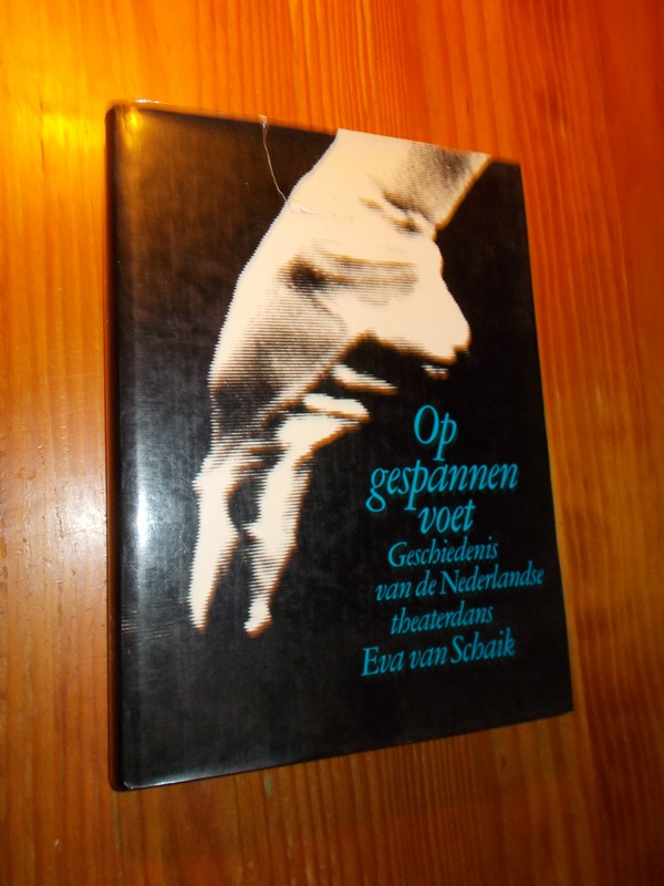 SCHAIK, EVA VAN, - Op gespannen voet. Geschiedenis van de Nederlandse theaterdans.