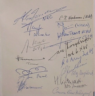 SIMONS, WIM J., - De krant is een meneer. Gesigneerd door 14 verschillende vertegenwoordigers van de media en vakbonden o.a.: NRC, De Waarheid, De Tijd, Trouw,