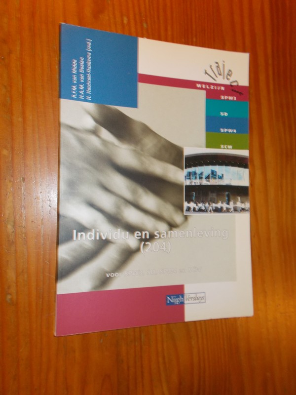 MIDDE, R.F.M. VAN (E.A.), - Individu en samenleving (204). Serie traject welzijn.