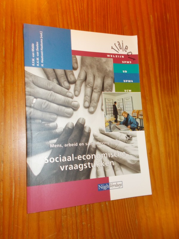 MIDDE, R.F.M. VAN (E.A.), - Sociaal economische vraagstukken. Mens, arbeid en samenleving (305). Serie traject welzijn.