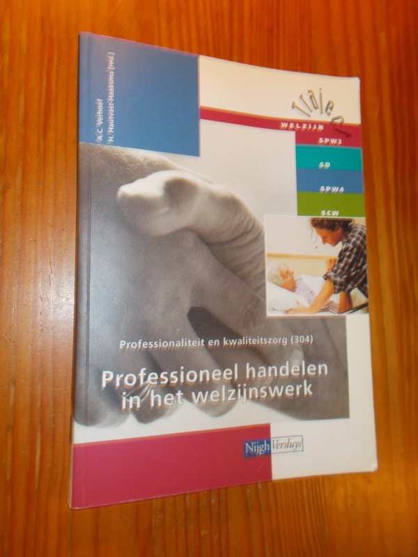 VERHOEF, A.C. (E.A.), - Professioneel handelen in het welzijnswerk. Professionaliteit en kwaliteitszorg (304). Serie traject welzijn.