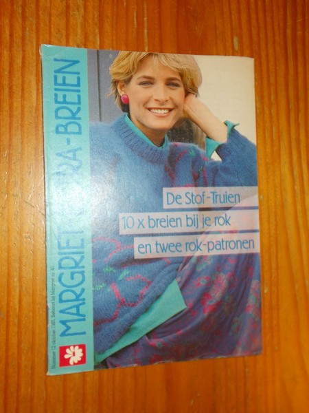 red. - Margriet extra breien. De stof-truien. 10x breien bij je rok en twee rok-patronen.