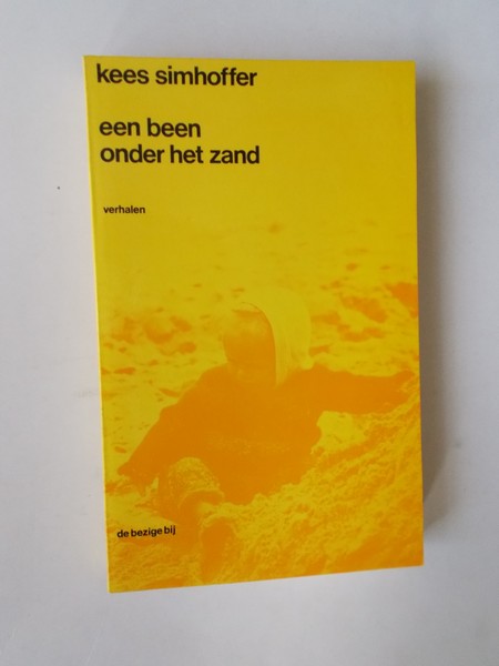 SIMHOFFER, KEES, - Een been onder het zand. Verhalen.