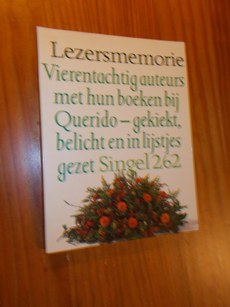 red. - Lezersmemorie. Vierentachtig auteurs met hun boeken bij Querido gekiekt, belicht en in lijstjes gezet. Singel 262.