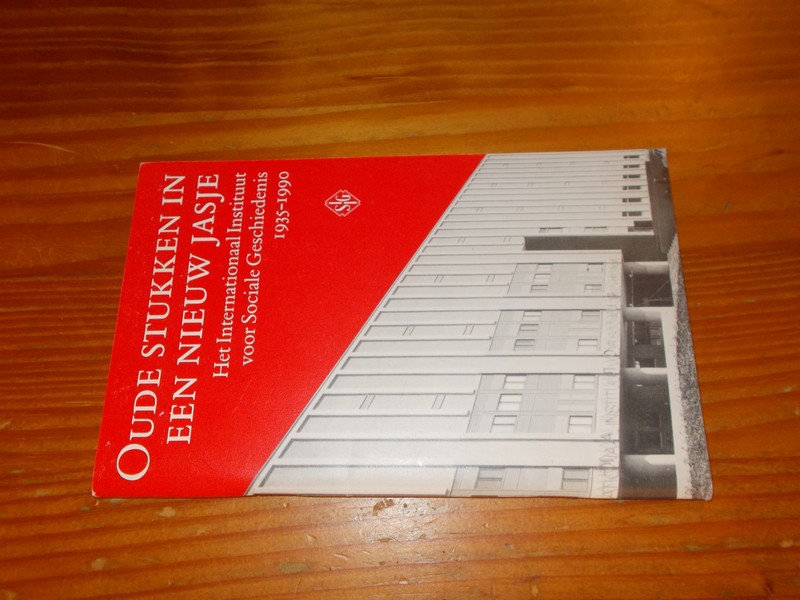 BLOK, AAD (E.A.), - Oude stukken in een nieuw jasje. Het internationaal instituut voor sociale geschiedenis 1935-1990.