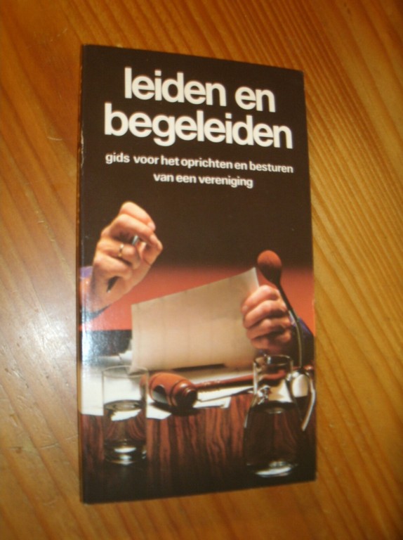 STRAATEN, PETER VAN (Illustr.), - Leiden en begeleiden. Gids voor het oprichten en besturen van een vereniging.