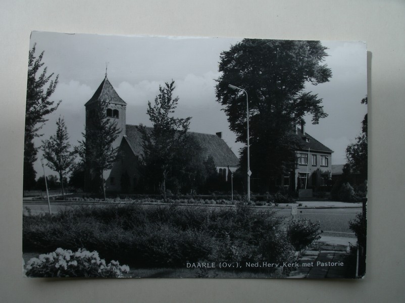 postcard. ansichtkaart. postkarte. - Daarle. Ned. Herv. Kerk met pastorie.