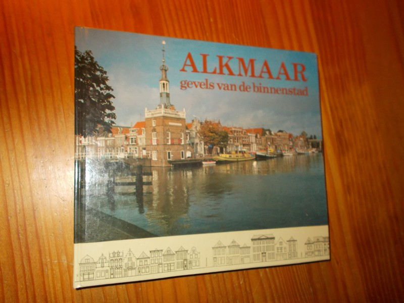 red. - Alkmaar. Gevels van de binnenstad.