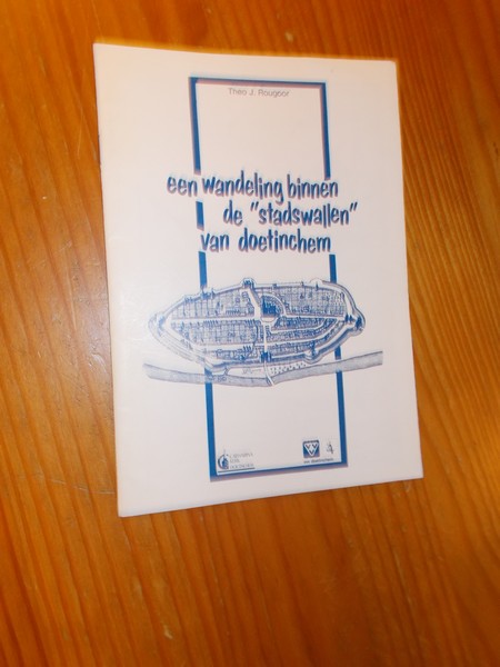 ROUGOOR, THEO J., - Een wandeling binnen de stadswallen van Doetinchem.
