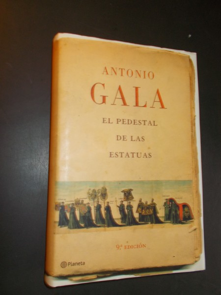 GALA, ANTONIO, - El pedestal de las estatutas.